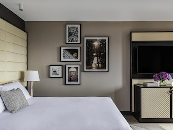 Luxury Room, 1 King Bed, Corner (City or Bay Views)