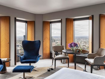 Luxury Room, 1 King Bed, Corner (City or Bay Views)