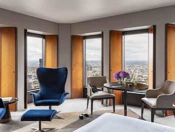 Luxury Room, 1 King Bed, Corner (City or Bay Views)