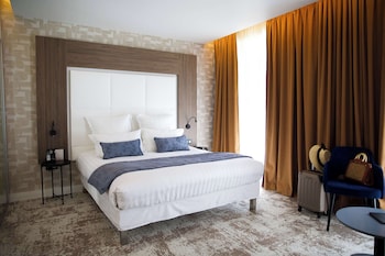 Prestige Junior Suite with balcony, 1 King Bed, Non Smoking
