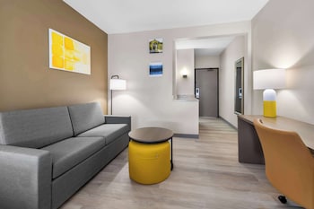 Suite, 1 King Bed, Non Smoking (Sofa Bed, Living Room)