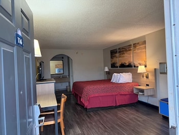 Standard Room, 1 King Bed, Smoking