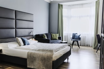 Standard Room, 1 King Bed, City View