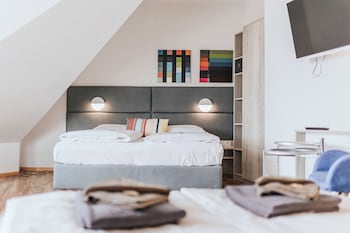 Family Room, 1 King Bed (with Sofabed)