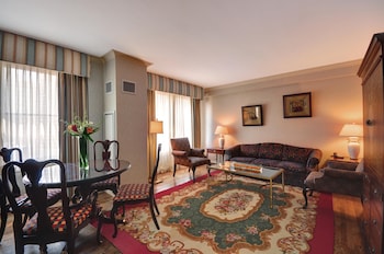 Suite, 1 King Bed, Non Smoking (Living Room)