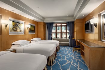 Family Room City View with Three Twin Beds