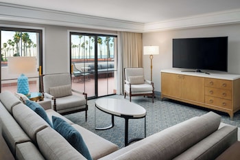 Suite, 1 King Bed, Accessible, Ocean View (Hearing)