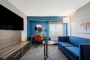 Suite, 1 King Bed, Accessible