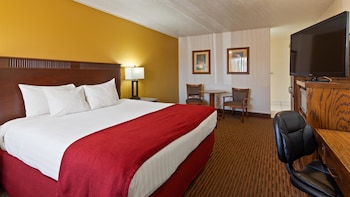 Standard Room, 1 King Bed, Non Smoking, Refrigerator & Microwave