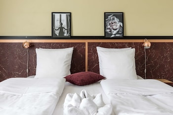 Business Room, 1 King Bed, Bathtub, River View
