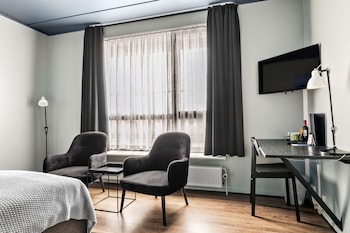 Standard Room, 1 Queen Bed, Non Smoking, Bathtub