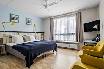 Business Room, 1 King Bed, Bathtub, River View