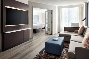 Suite, 1 Bedroom (Mobility/Hearing Access, Roll-In Shwr)