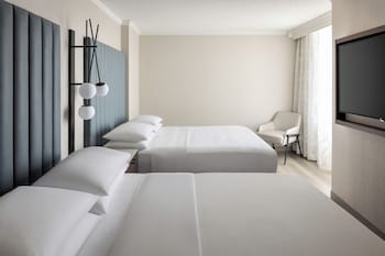 Suite, 1 Bedroom (Mobility/Hearing Access, Roll-In Shwr)