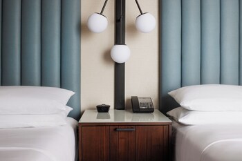 Suite, 1 Bedroom (Mobility/Hearing Access, Roll-In Shwr)