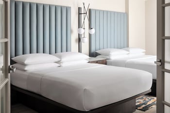 Suite, 1 Bedroom (Mobility/Hearing Access, Roll-In Shwr)
