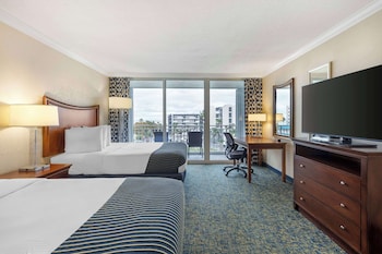Family Suite, 2 Queen Beds, Non Smoking, Kitchenette (with Sofabed)