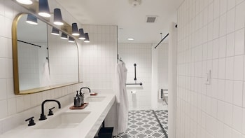 Suite, 1 Bedroom, Mobility Accessible (Communications)