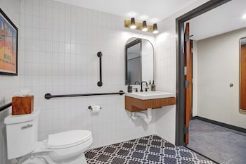 Room, 2 Queen Beds, Roll-in Shower (Mobility Accessible)