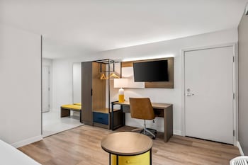 Suite, 1 King Bed, Accessible, Non Smoking