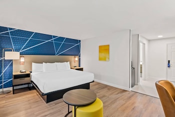 Suite, 1 King Bed, Accessible, Non Smoking