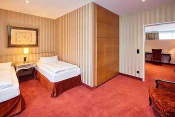 Suite, Multiple Beds, Balcony (Separate Living Room)