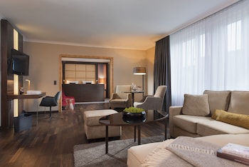 Senior Suite, Club Lounge Access
