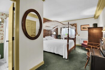 Deluxe Room, 1 Queen Canopy Bed