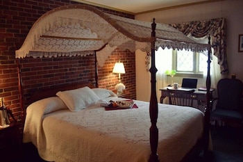 Deluxe Room, 1 Queen Canopy Bed