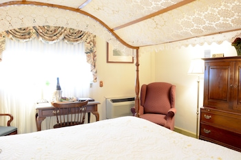 Deluxe Room, 1 Queen Canopy Bed