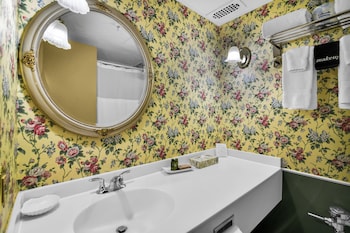 Standard Room, 1 Queen Bed