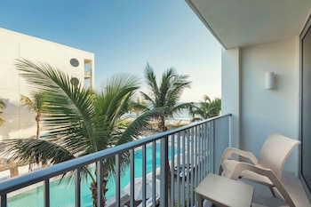 Room, 1 King Bed, Pool View