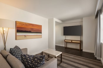 Suite, Multiple Beds (Intraview)