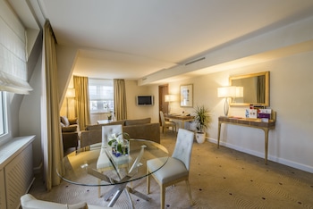 Suite, Corner (City)