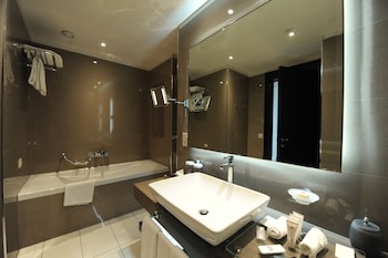 Suite (Lake)