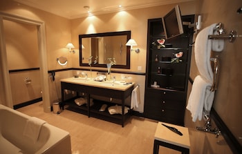 Deluxe Suite (Lake)