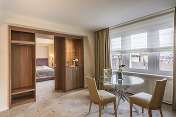 Suite, Corner (City)