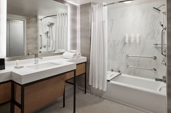 Room, 1 King Bed, Bathtub (Mobility/Hearing Accessible, Tub)