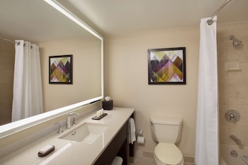 Suite, 1 King Bed, Corner