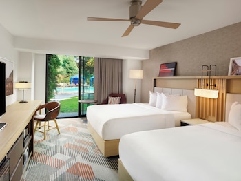 Room, 2 Queen Beds, Pool View