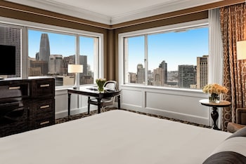 Signature Room, 1 King Bed, Corner (Skyline View)