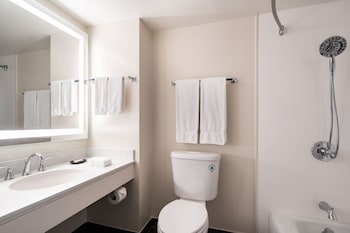 Renovated Pool View 2 Double Beds, Tower