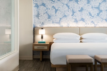Renovated Corner Jr. Suite King, Tower