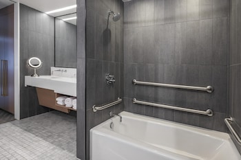 Room, 1 King Bed, Accessible, Bathtub (Hearing)