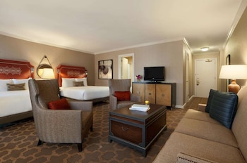 Junior Suite, 2 Queen Beds, City View (Sitting Area)