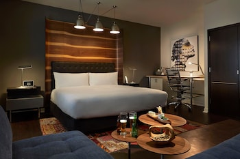 Premium Room, 1 King Bed, Mobility Accessible (Roll-in Shower)