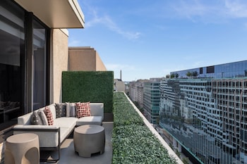 Junior Suite, 1 King Bed with Sofa bed, Terrace, City View