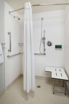 Room, 2 Queen Beds, Accessible (Mobility Roll in Shower)