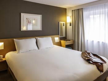 Suite, 1 King Bed with Sofa bed