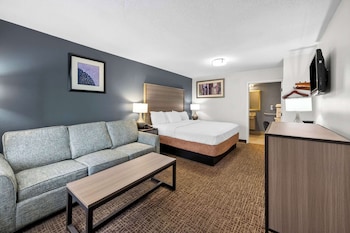 Suite, 1 King Bed with Sofa bed, Accessible, Smoking